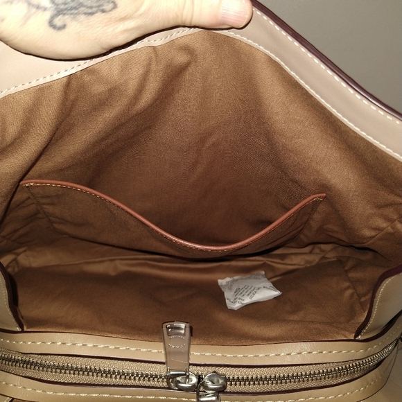 Sold* Signature Dalton Pebble Leather Shoulder Bag - Picture 10 of 16